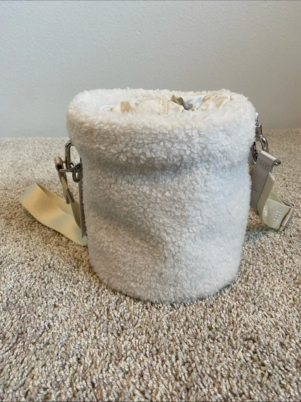 Lululemon • Crossbody Bucket Bag Fleece 2.5L White Opal